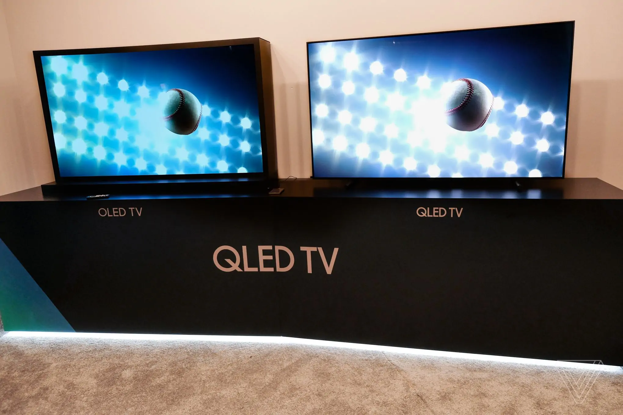 مقایسه‌ی تلویزیون‌های QLED سامسونگ با OLED ال‌جی و سونی، QLED چیست؟
