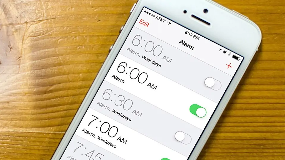 چگونه زمان خواب و بیداری را در اپلیکیشن ساعت یا Clock آیفون تنظیم کنیم؟