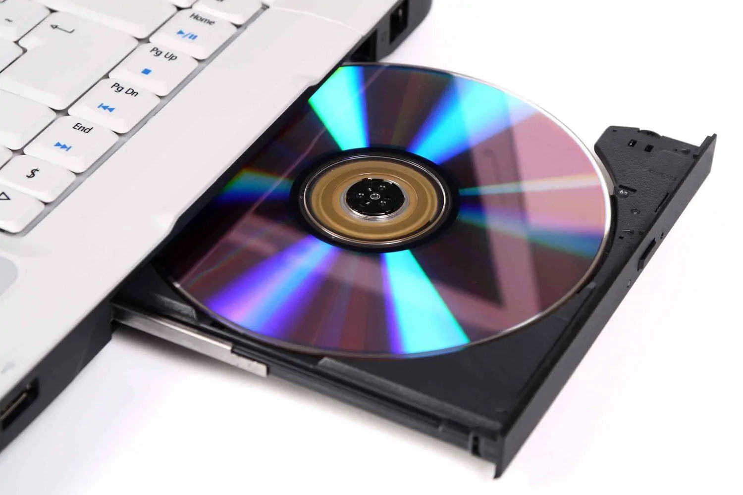 درایو نوری چیست؟ – آشنایی با انواع CD و DVD و دیسک‌های بلوری، کاربردها، مزایا و معایب