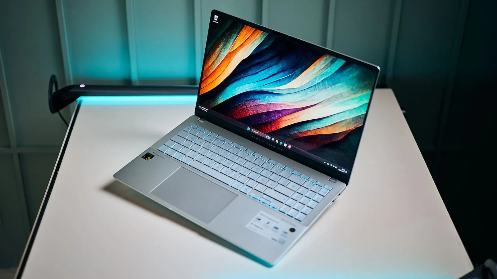 آیا لپ‌تاپ‌های OLED ایسوس واقعاً ارزش هزینه بیشتر را دارند؟ بررسی مدل‌های Vivobook