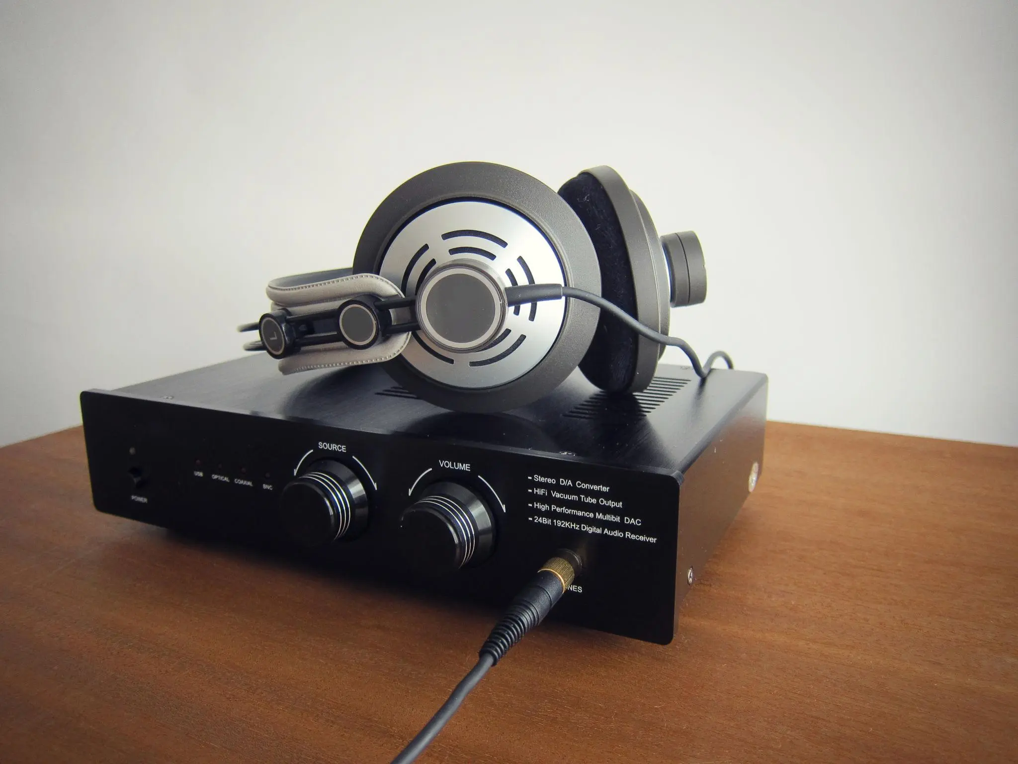 مبدل دیجیتال به آنالوگ برای صدا چیست و آیا DAC گران قیمت ارزش دارد؟ چرا آمپلی‌فایر مهم‌تر است؟