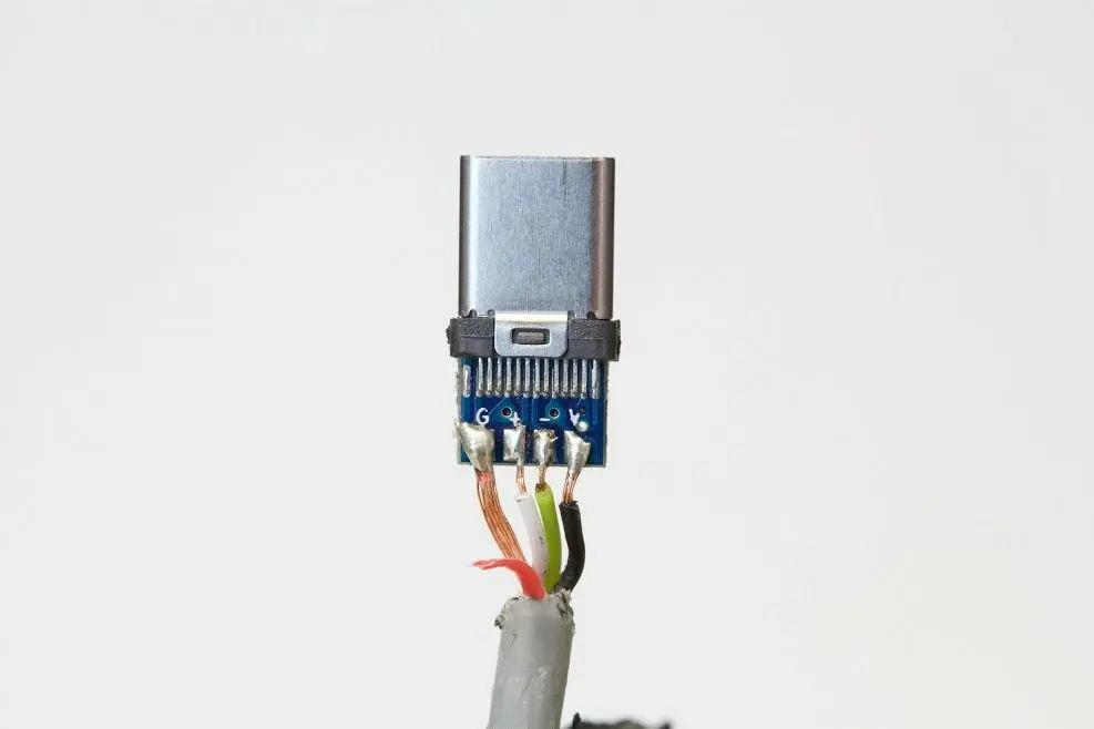 چرا کابل USB-C شارژ می‌کند اما فایل منتقل نمی‌کند؟ تفاوت کابل‌های USB-C